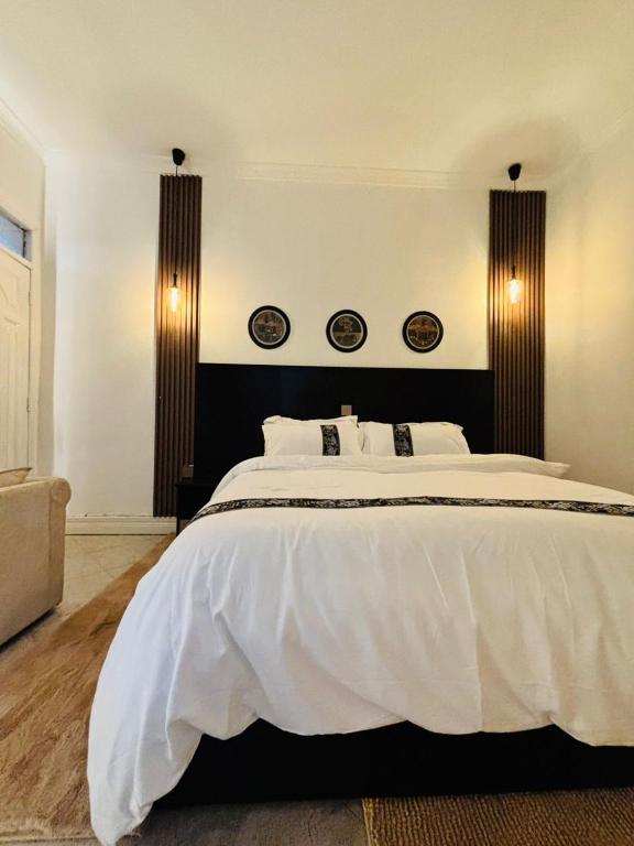 Postel nebo postele na pokoji v ubytování Home2Suite by Veronica Buziga, Munyonyo- Luxury with Netflix, Wi-Fi, & Free Parking