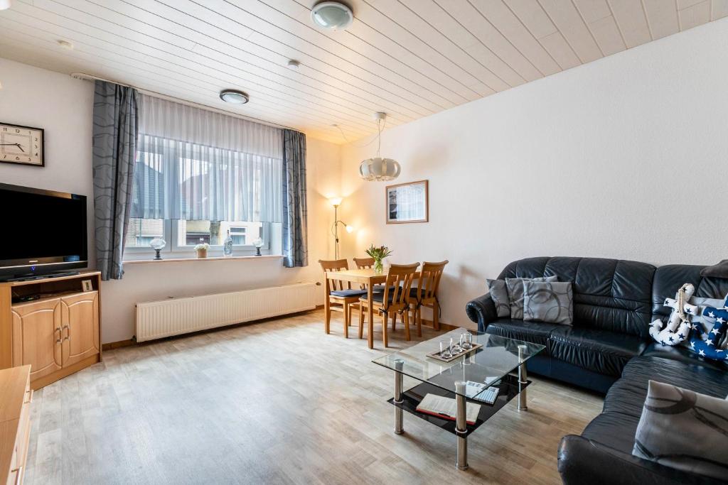 a living room with a couch and a table at Groth´s Ferienwohnung in Lunden