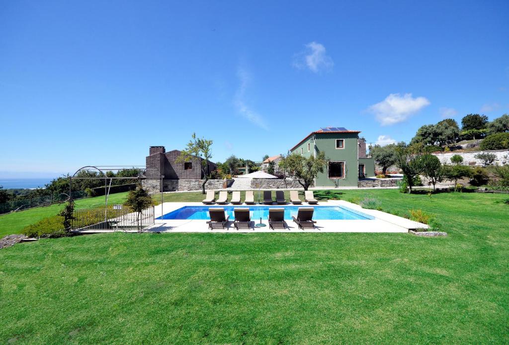 una casa con piscina in giardino di Ferienhaus Für 14 Personen In Afife ad Afife