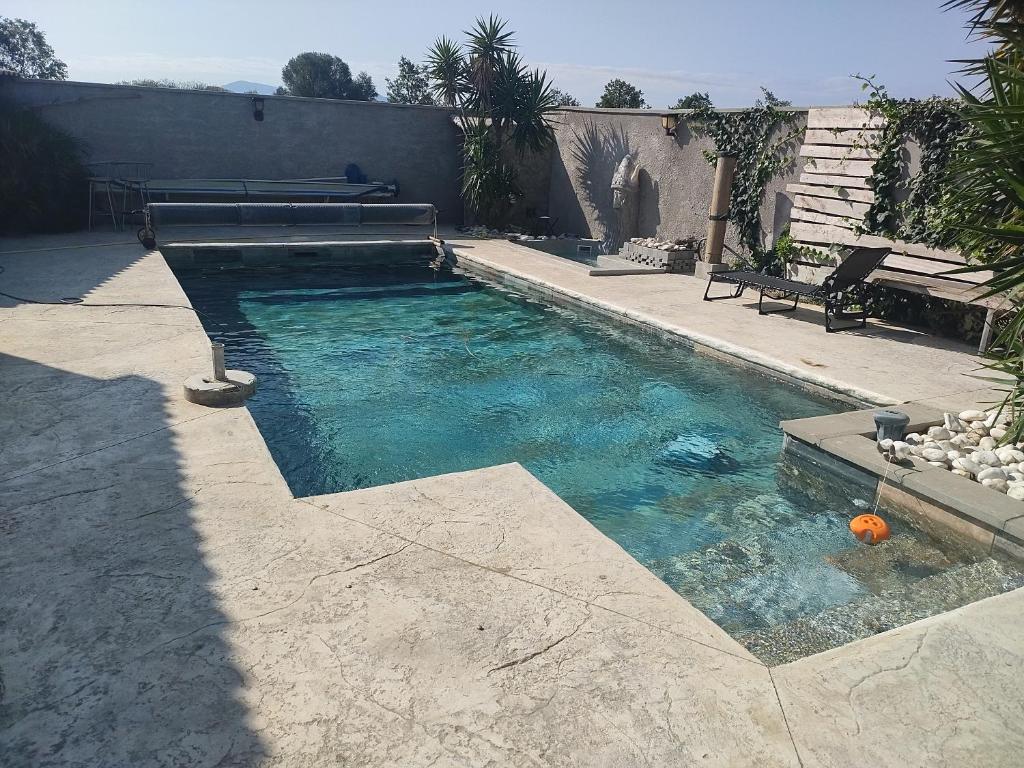 una piscina con una pelota en el agua en Villa Besne, en Thuir