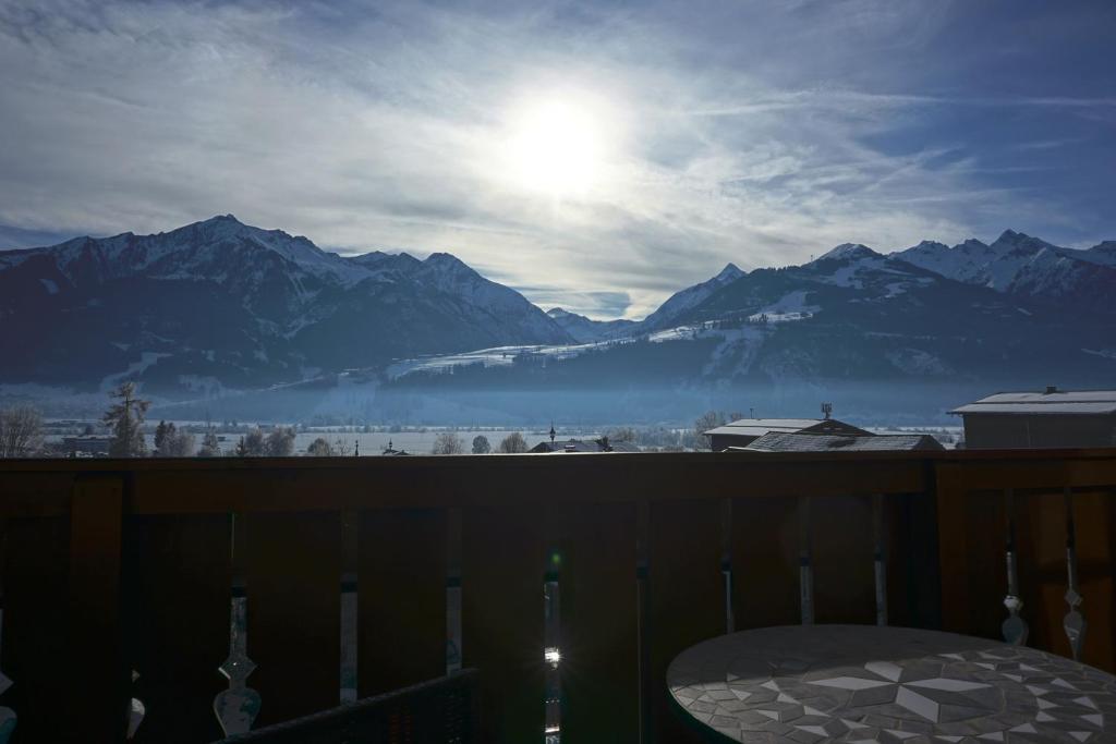 FürthにあるFerienwohnung Panoramablick In Fürthのバルコニーから山脈の景色を望めます。