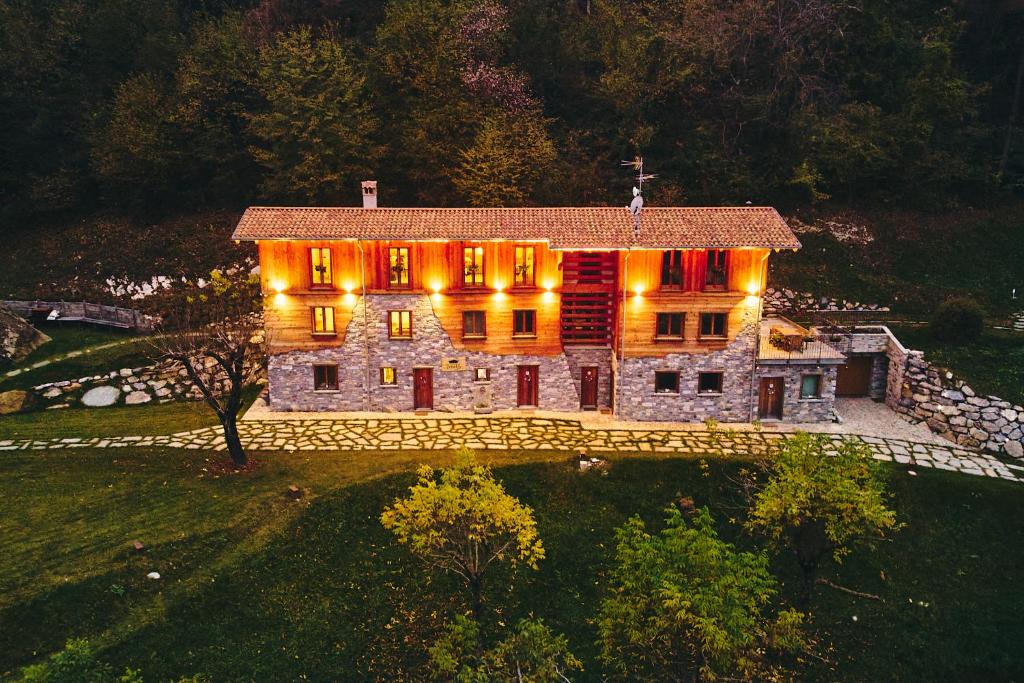 una vista aérea de una casa con luces encendidas en Bellagio - Baita treeb Tivano, en Bellagio