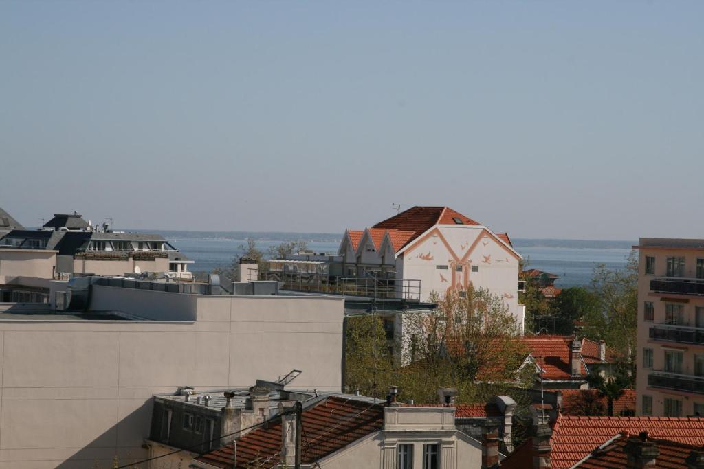 - une vue sur une ville avec des toits et des bâtiments dans l'établissement Appartement Au Sud Avec Vue Bassin, à Arcachon
