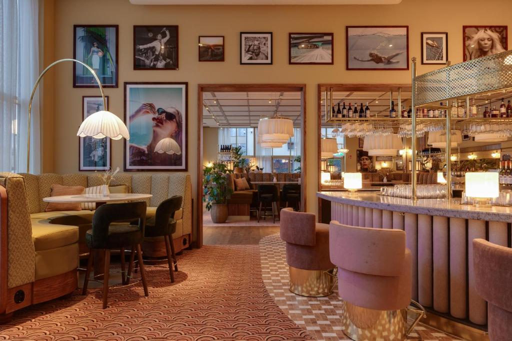 Lounge nebo bar v ubytování Hjortviken Country Club