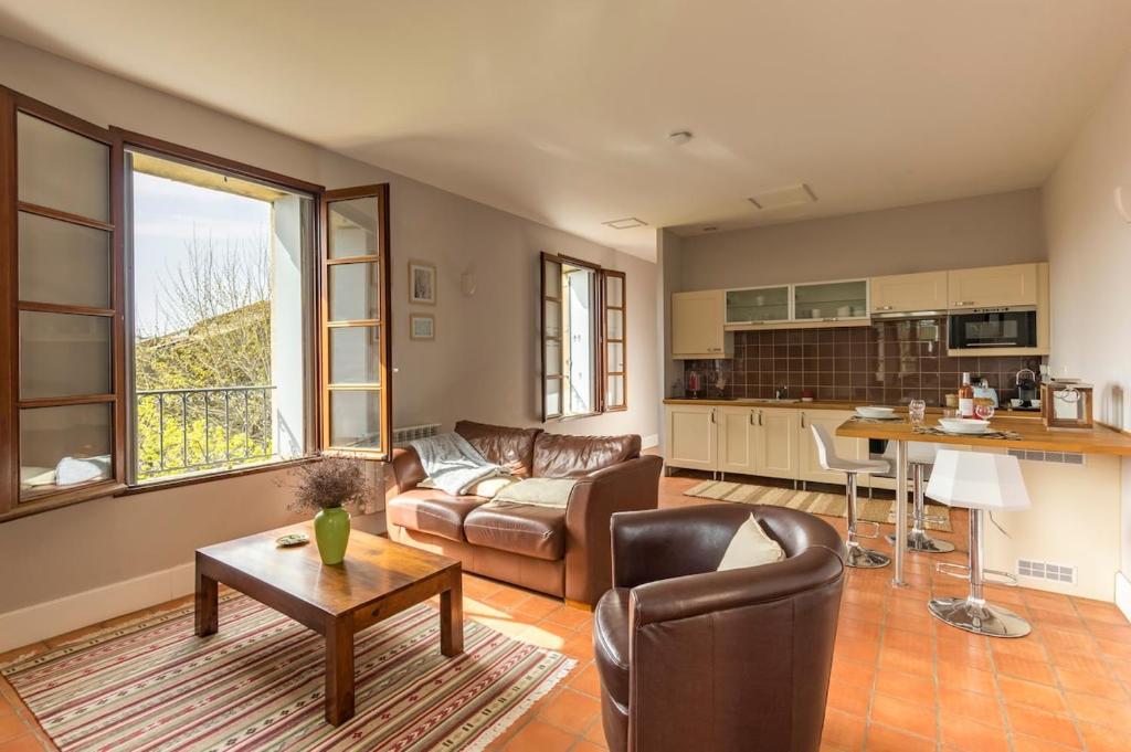 un salon avec un canapé et une table dans l'établissement Appartement Carignan, à Néffiès