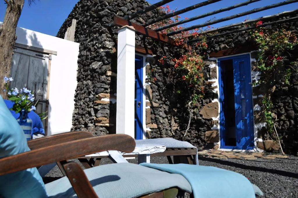 Patio alebo iná vonkajšia časť ubytovania Lavastein Bauernhaus Yazmina Mit Schönem Garten