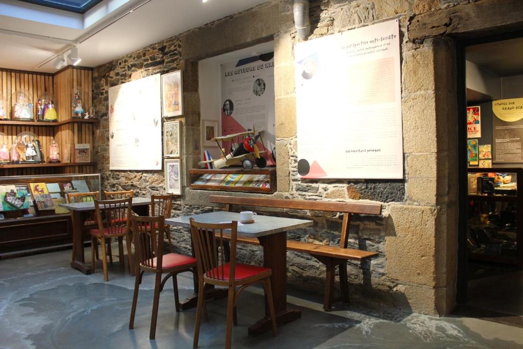 Reštaurácia alebo iné gastronomické zariadenie v ubytovaní Contes à Rebours - Chambres d'hôtes