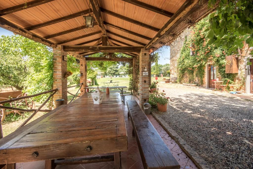 A garden outside Poggio Primo - Monolocale Saraceno