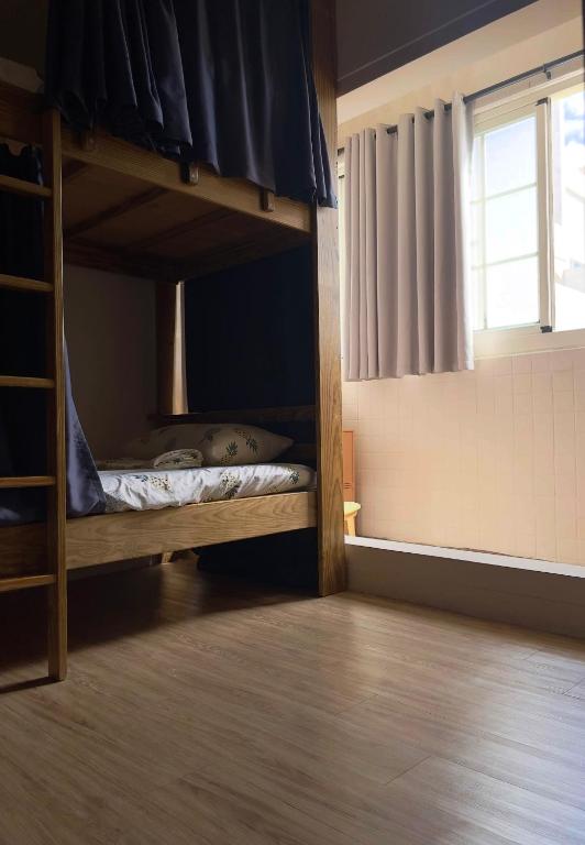 Postel nebo postele na pokoji v ubytování 西嚕小屋