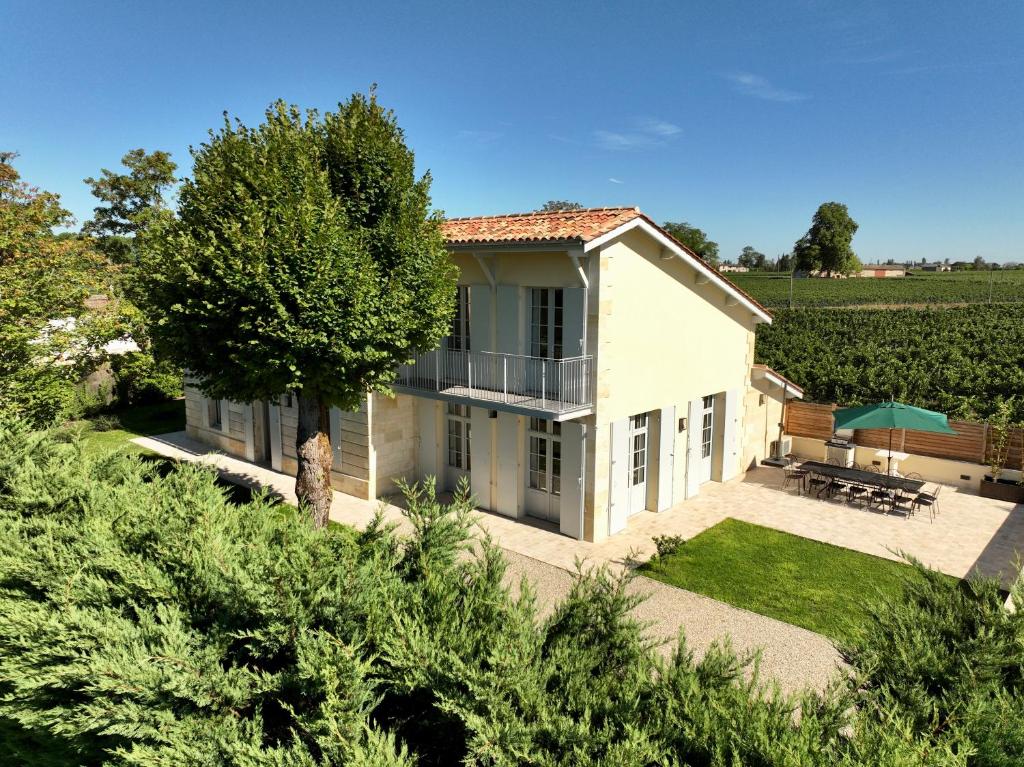 une vue aérienne d'une maison dans un vignoble dans l'établissement Villa Les Belles Saisons, à Saint-Émilion
