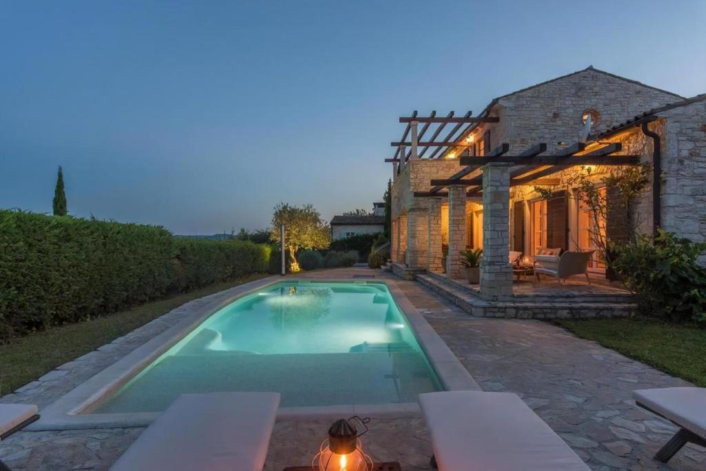 a swimming pool in the backyard of a house at Ferienhaus In Sovinjak Mit Grill, Garten Und Terrasse in Buzet