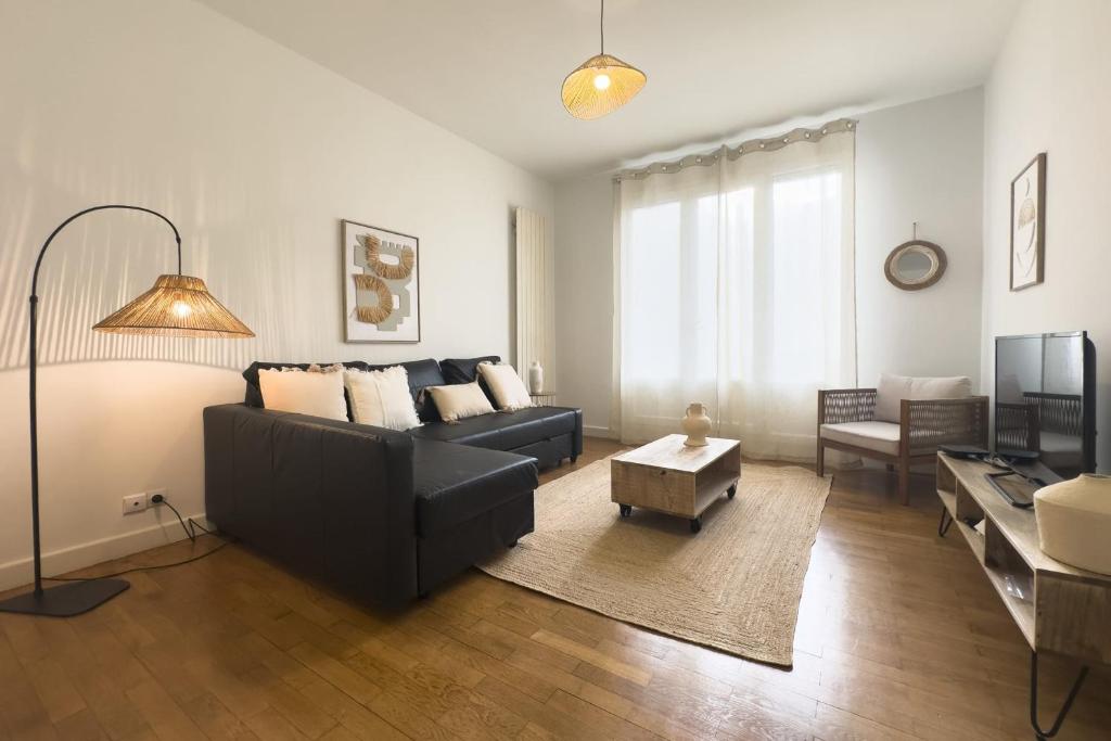 un salon avec un canapé et une table dans l'établissement #HH Le Marceau Caserne de Bonne, à Grenoble