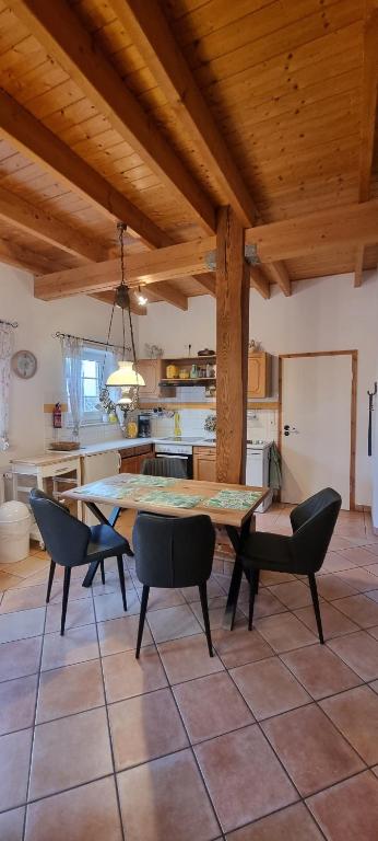 ein Esszimmer mit Tisch und Stühlen in einer Küche in der Unterkunft Gartenwohnung in Norden
