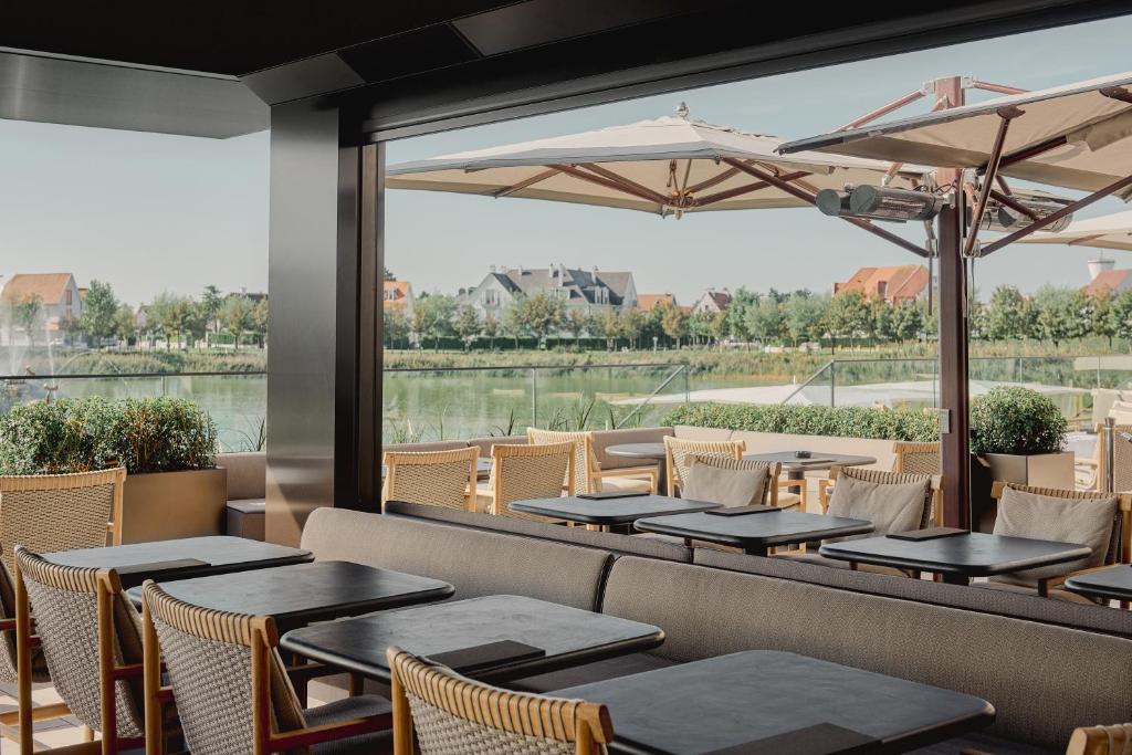 Výhled na řeku, která protéká v blízkosti hotelu