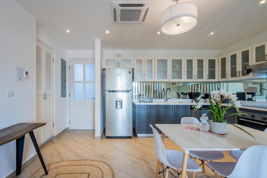 Una cocina o zona de cocina en Casa La Costa By Wynwood House