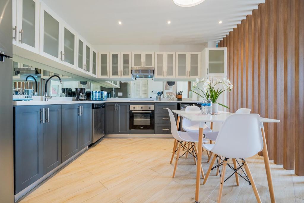 Una cocina o zona de cocina en Casa La Costa By Wynwood House