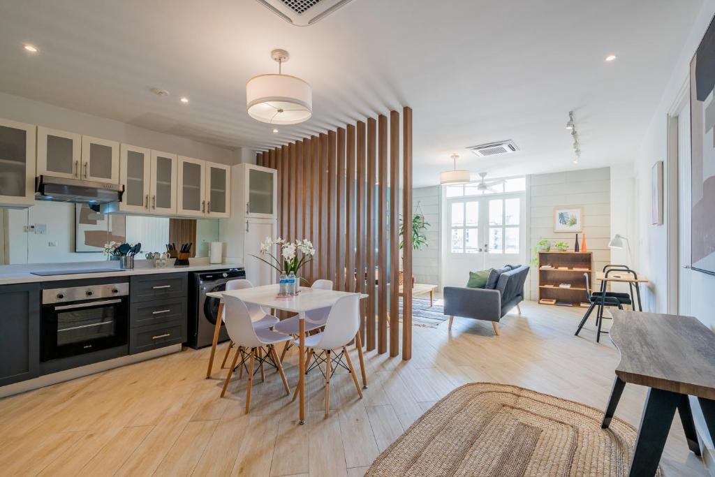 Una cocina o zona de cocina en Casa La Costa By Wynwood House