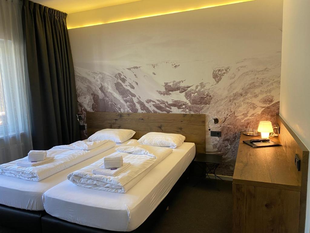 Postel nebo postele na pokoji v ubytování Marmotta Alpin hotel