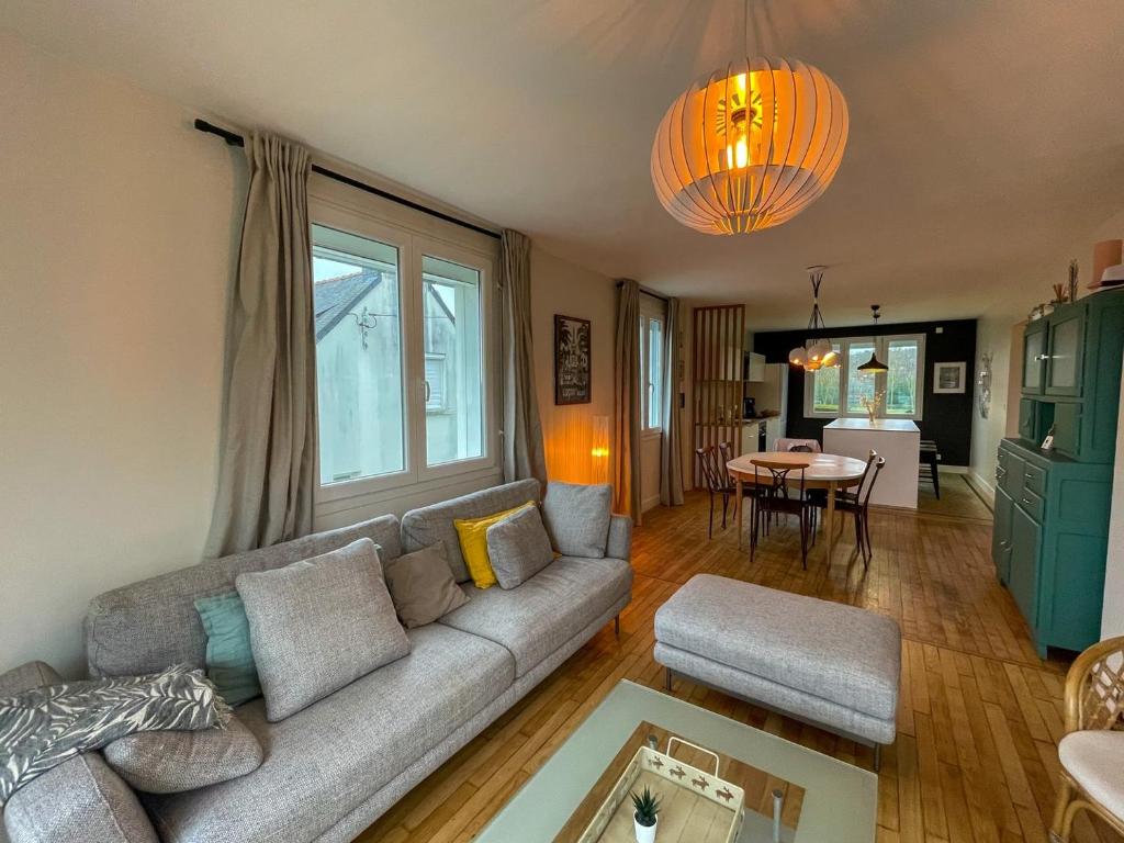 un salon avec un canapé et une table dans l'établissement Maison de Cruckin, à Paimpol