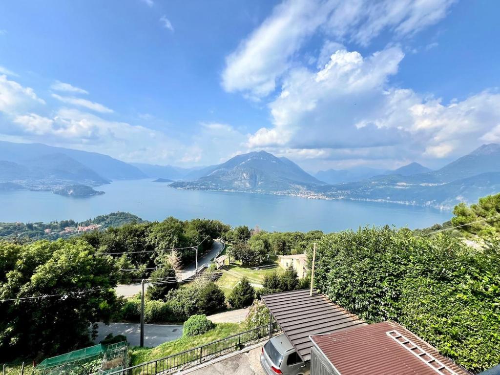 ペルレードにあるIncanto - A Real Paradiseの山を背景にした湖の景色