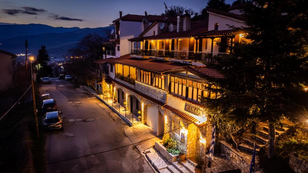 Nespecifikovaný výhled na hory nebo výhled na hory při pohledu z hotelu