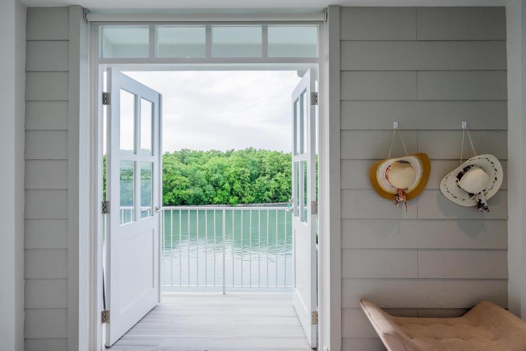eine Tür, die in ein Zimmer mit Blick auf das Wasser führt in der Unterkunft Casa La Costa By Wynwood House in Panama-Stadt