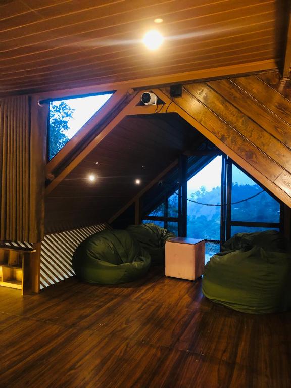Posezení v ubytování Fern Hill Cabins