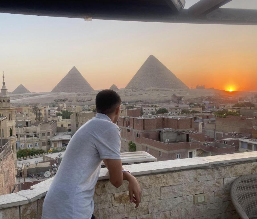 Východ nebo západ slunce při pohledu z hotelu nebo okolí