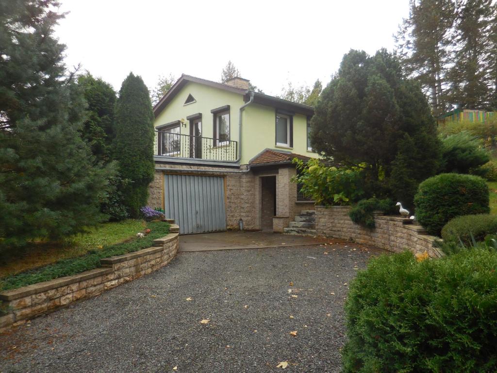 a house with a garage and a driveway at Ferienhaus Am Freibad in Bad Berka