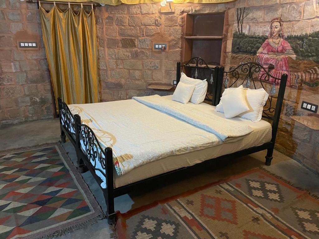 un lit dans une chambre avec un tableau sur le mur dans l'établissement Pukhraj Garh, à Jodhpur