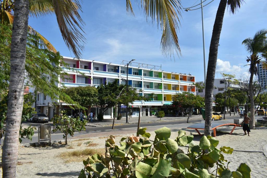un edificio en una calle de la ciudad con palmeras en Panamerican Hostel, en Santa Marta
