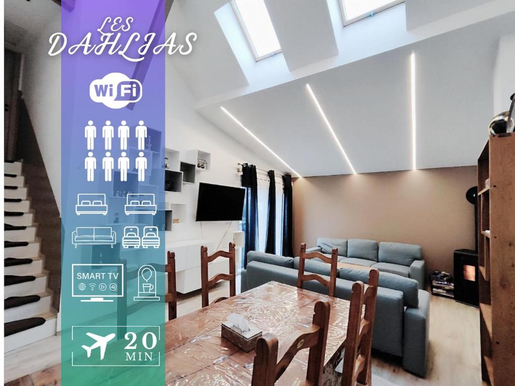 un salon avec une table et un canapé dans l'établissement #Les Dahlias - Charmante maison sur Sausheim, à Sausheim