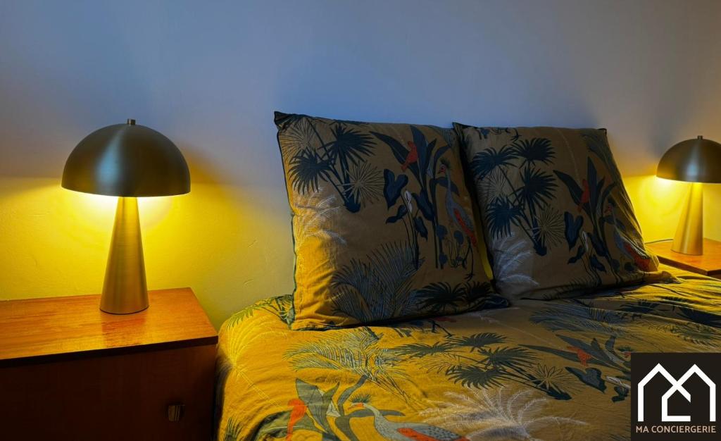 - une chambre dotée d'un lit avec deux oreillers et une lampe dans l'établissement Chez Perrine, Magnifique Appartement Face aux Remparts, à Boulogne-sur-Mer