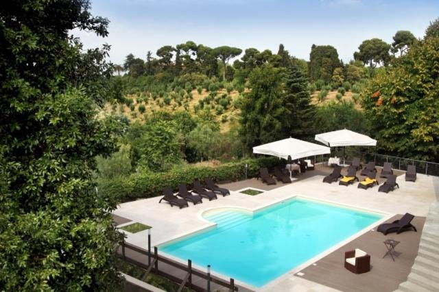 an overhead view of a swimming pool with chairs and tables at Hotel & Spa Villa Mercede in Frascati