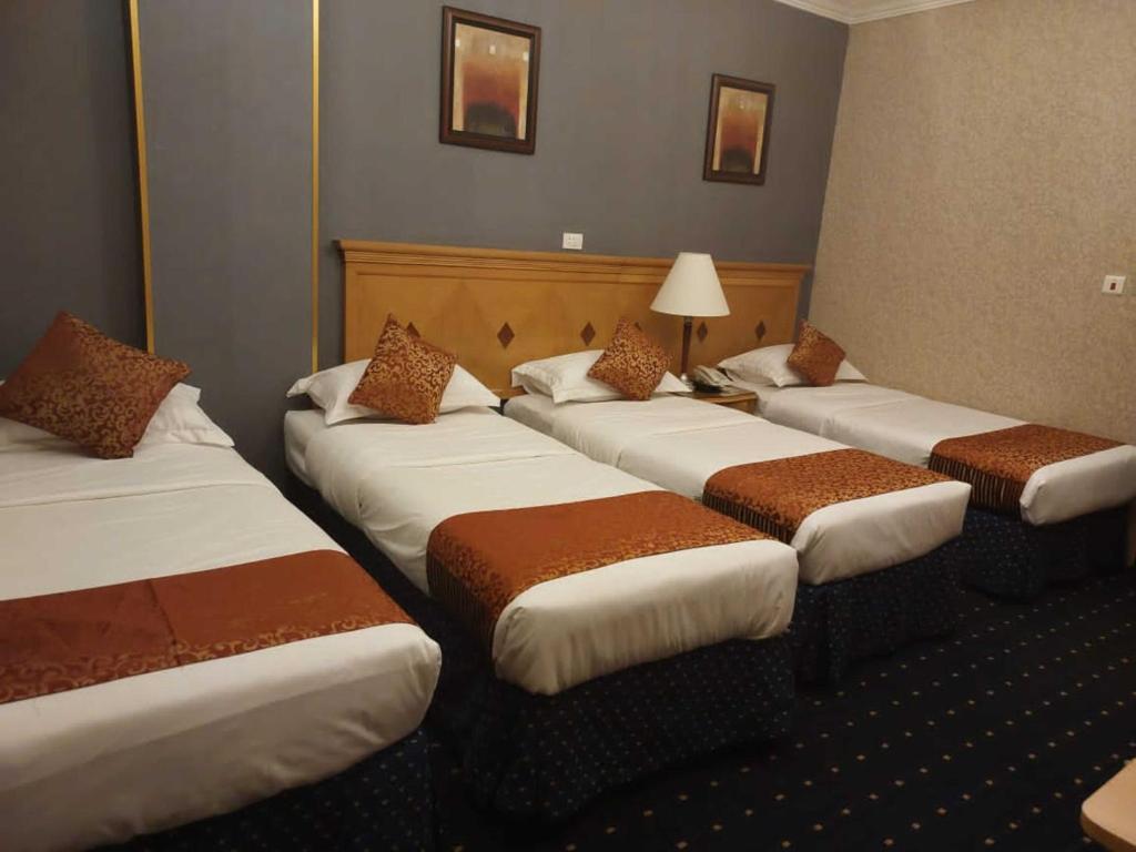 Postel nebo postele na pokoji v ubytování فندق المروج كريم AlMorooj Kareem Hotel