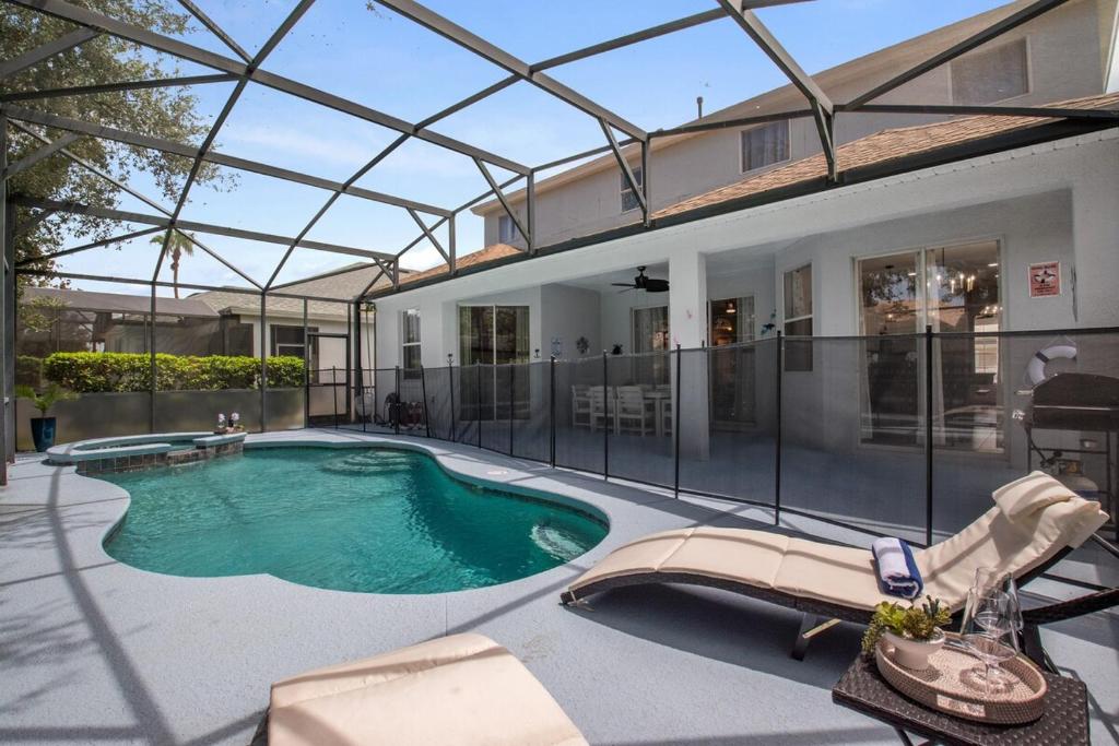 una piscina en medio de una casa en Skyblue Villas, en Haines City