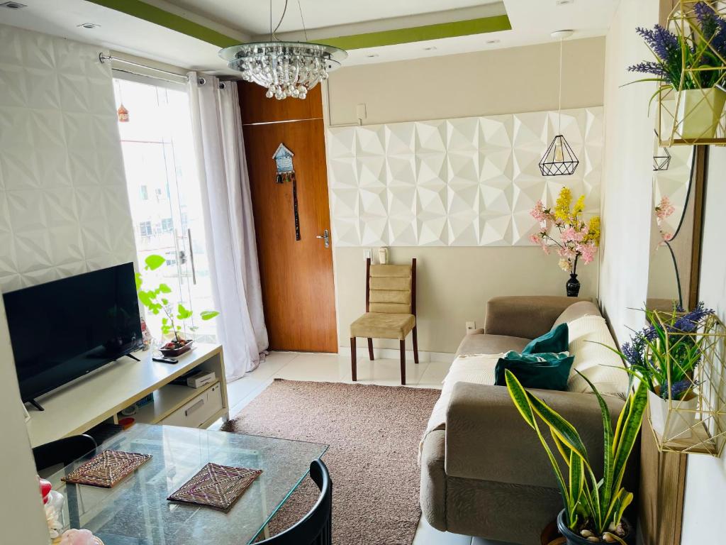 a living room with a couch and a table at Apartamento em condomínio para a COP30 in Marituba