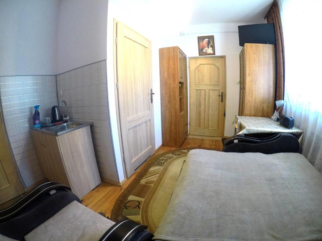 Posteľ alebo postele v izbe v ubytovaní Pokoje gościnne, mieszkanie na wynajem w Świdniku k Lublina
