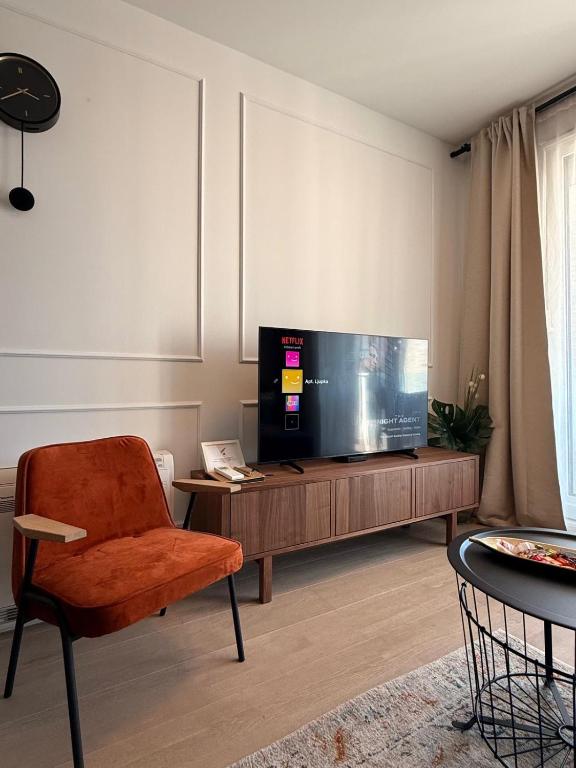 TV a/nebo společenská místnost v ubytování Apt Ljupka - Zadar - with private free parking