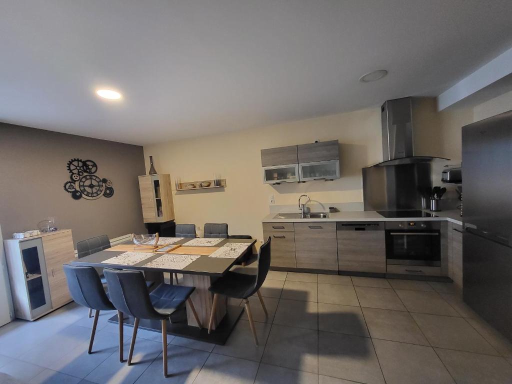 Kuchyň nebo kuchyňský kout v ubytování LE TOURISTIC Appartements