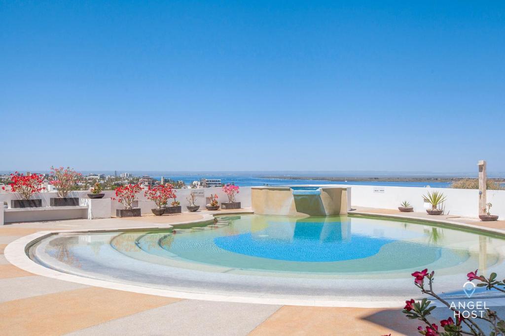una piscina en la azotea de un complejo turístico en Condos with Spectacular Views & Pool Onsite, en La Paz