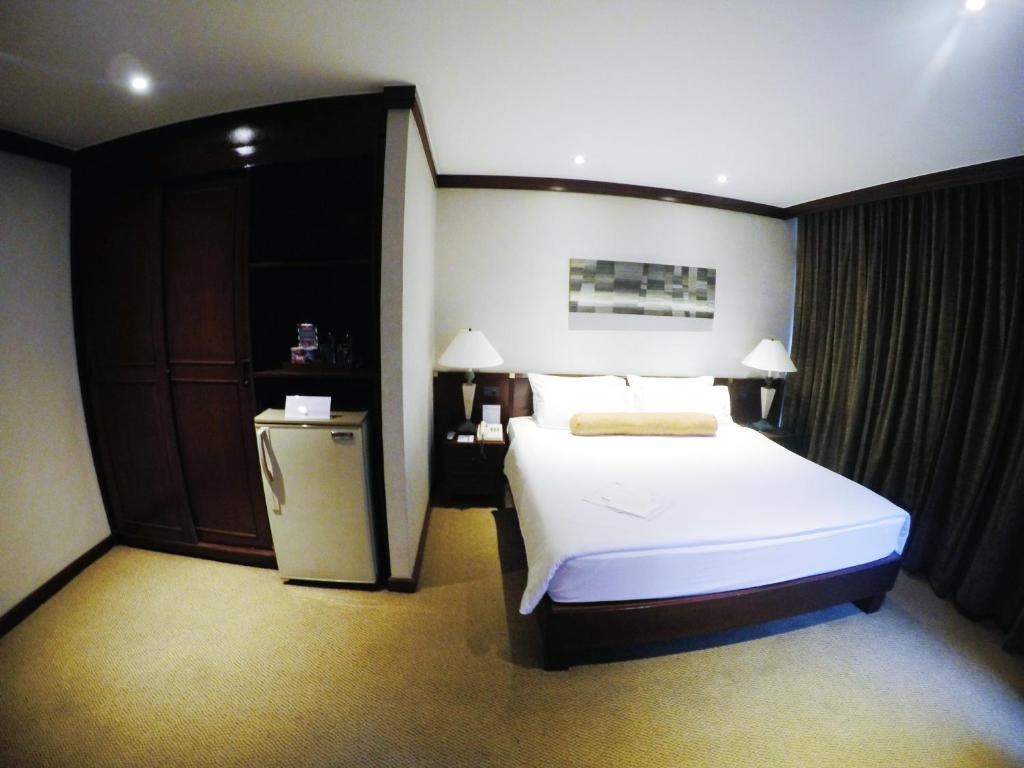 City Lodge Bangkok - Standard Corner Room City View