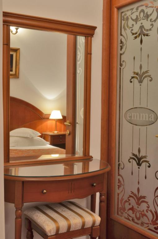 Postel nebo postele na pokoji v ubytování Hotel Emma West