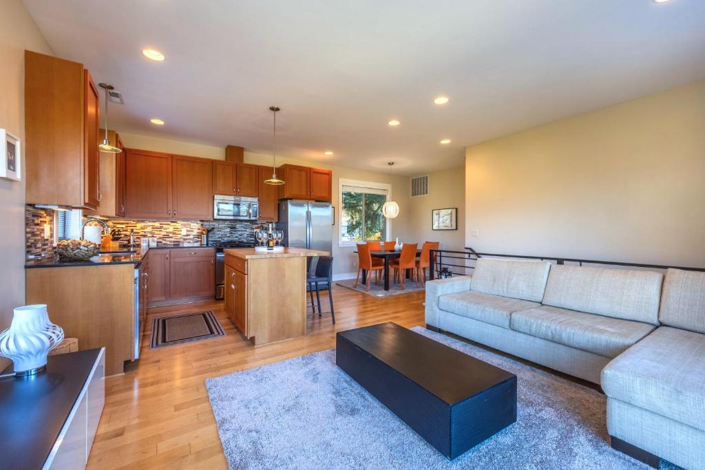 a living room with a couch and a kitchen at Bluff View 30 Day in Hood River