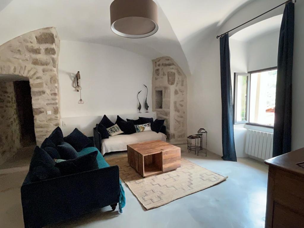 un salon avec un canapé et une table dans l'établissement Château du Barry, à Saint-Jean-de-Valériscle