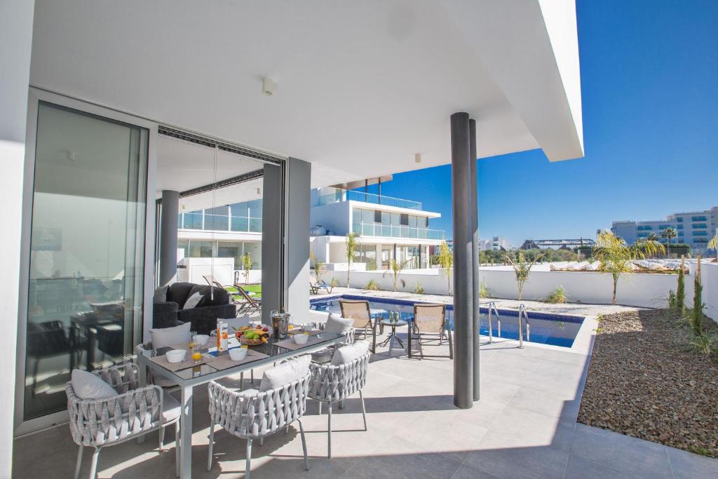 Fotografie z fotogalerie ubytování Atemberaubende Villa Olivine Mit Meerblick v destinaci Protaras