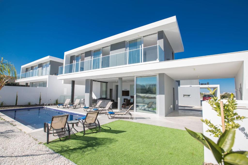 Fotografie z fotogalerie ubytování Atemberaubende Villa Olivine Mit Meerblick v destinaci Protaras