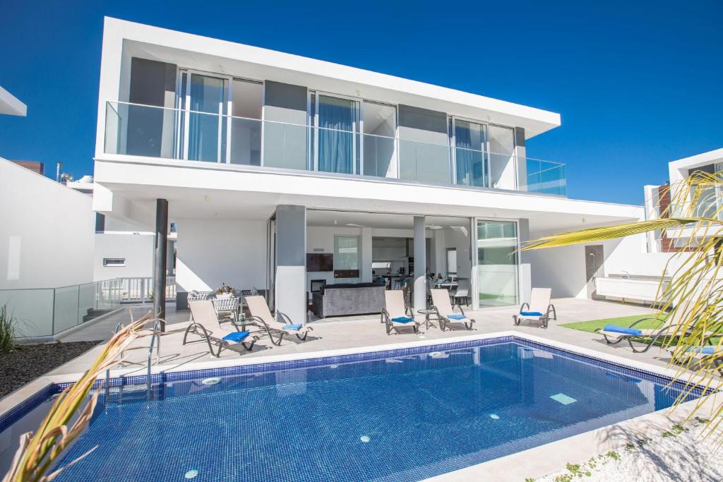 Fotografie z fotogalerie ubytování Atemberaubende Villa Olivine Mit Meerblick v destinaci Protaras
