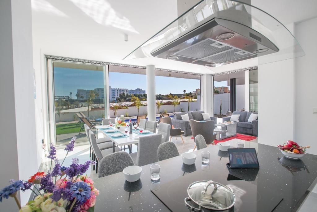 Fotografie z fotogalerie ubytování Atemberaubende Villa Olivine Mit Meerblick v destinaci Protaras