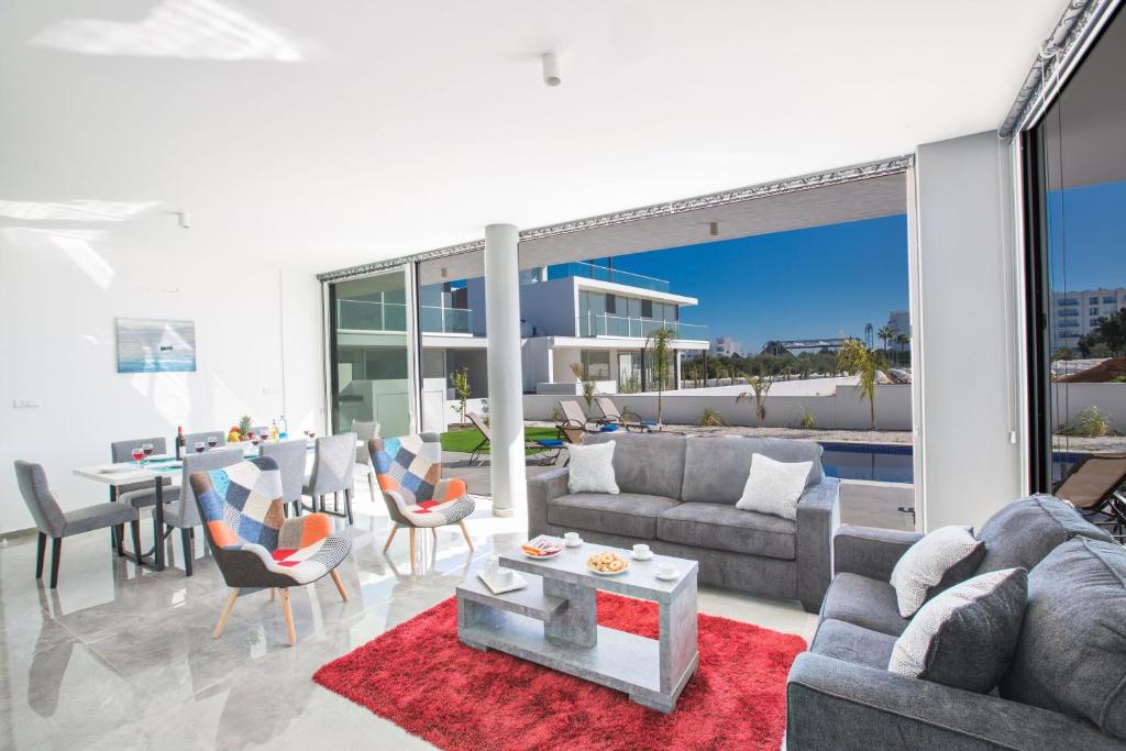 Fotografie z fotogalerie ubytování Atemberaubende Villa Olivine Mit Meerblick v destinaci Protaras